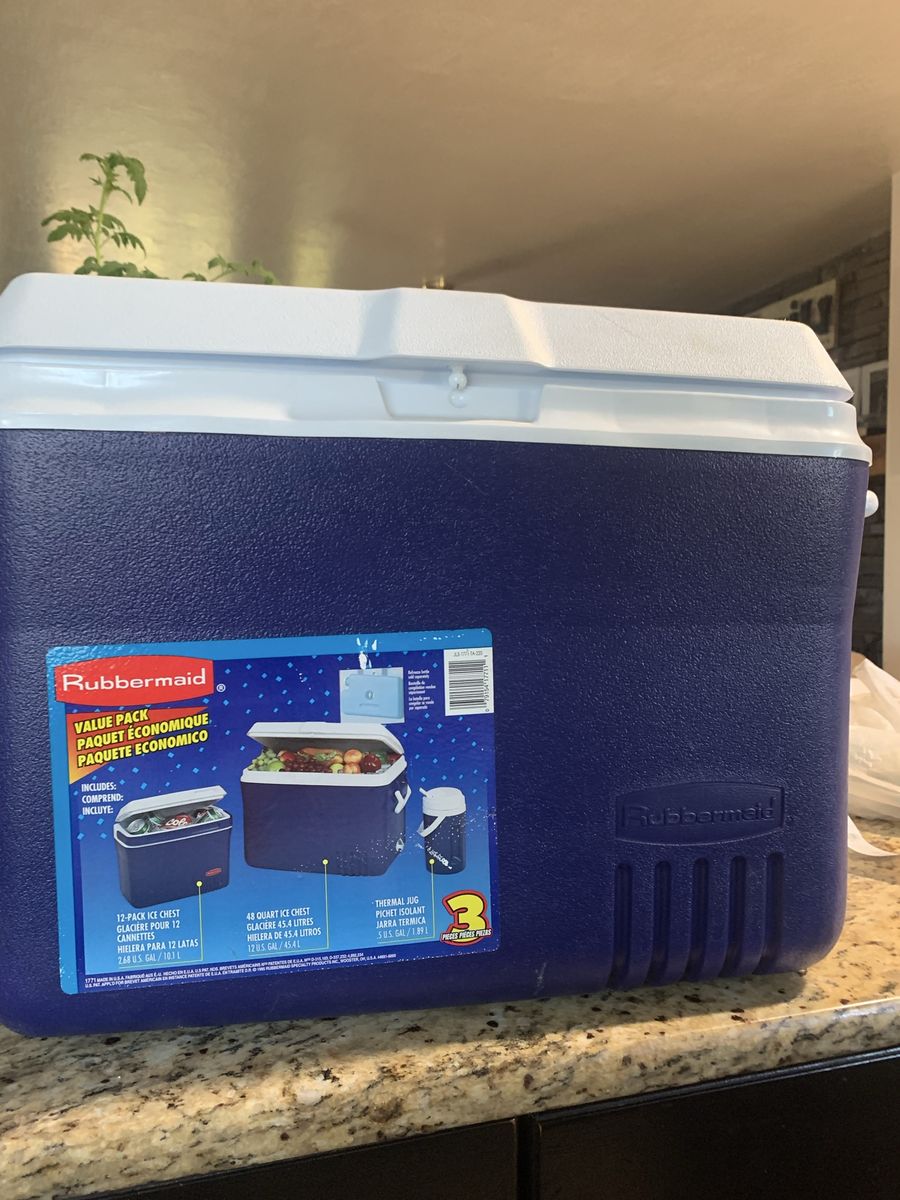 Almost new Rubbermaid 48 quart ice chest, cooler, blue