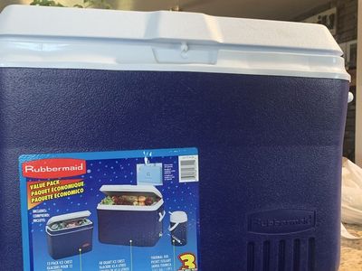 Almost new Rubbermaid 48 quart ice chest, cooler, blue
