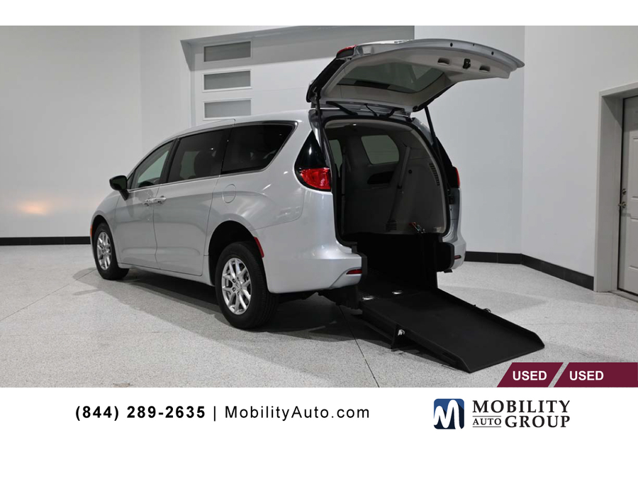 2024 Chrysler Voyager LX