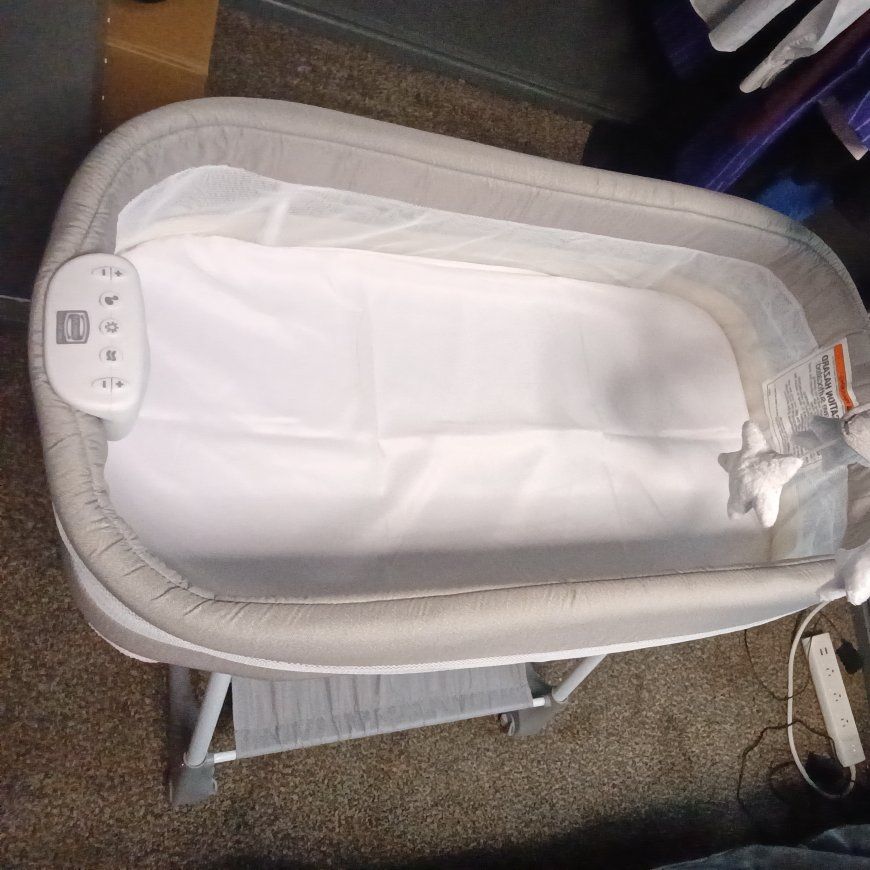 new never used simmons kids bassinet