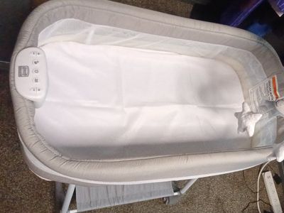 new never used simmons kids bassinet