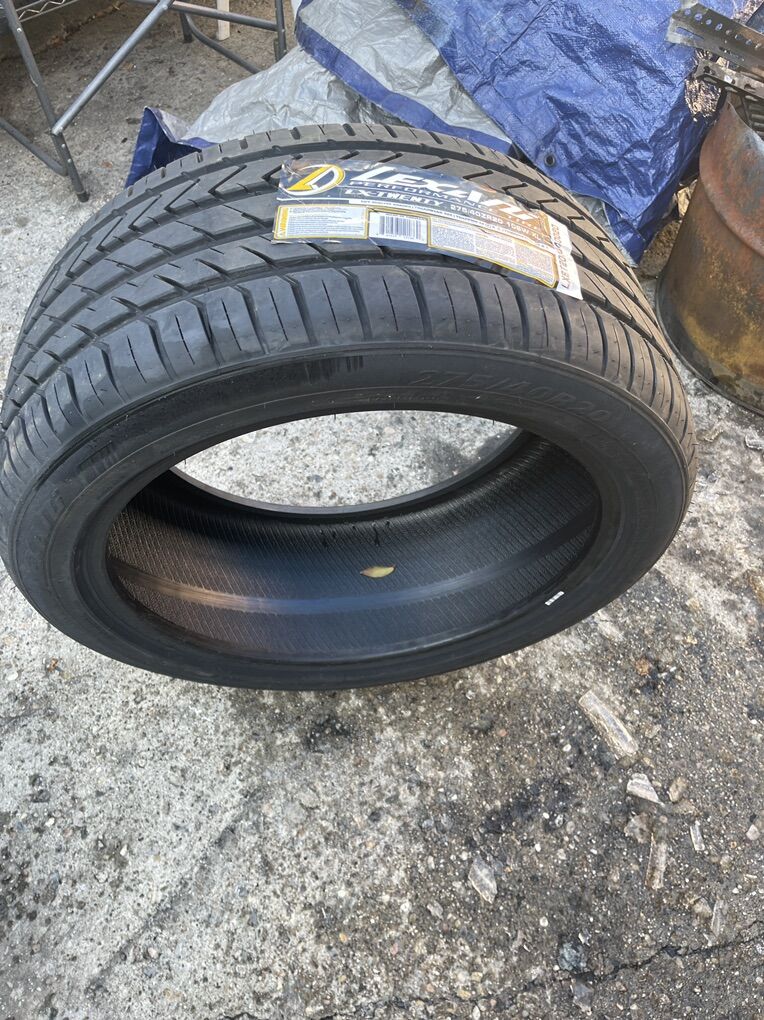 275/40/20 NEW LEXANI TIRE