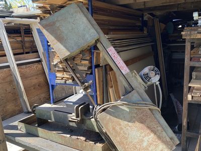 Metal cutting bandsaw