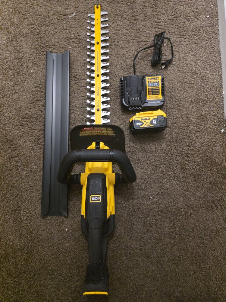 DEWALT  20V MAX 22 in. Cordless Hedge Trimmer Kit w/ (1) 5.0 Ah Battery & Charger
