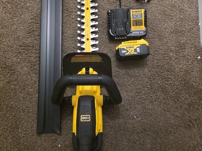 DEWALT 20V MAX 22 in. Cordless Hedge Trimmer Kit w/ (1) 5.0 Ah Battery & Charger