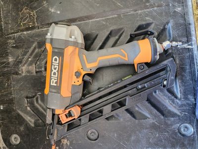 RIDGID R250AFF 15 GA 1-2 1/2 Inch DA Angled Finish Nailer Air Powered Tool
