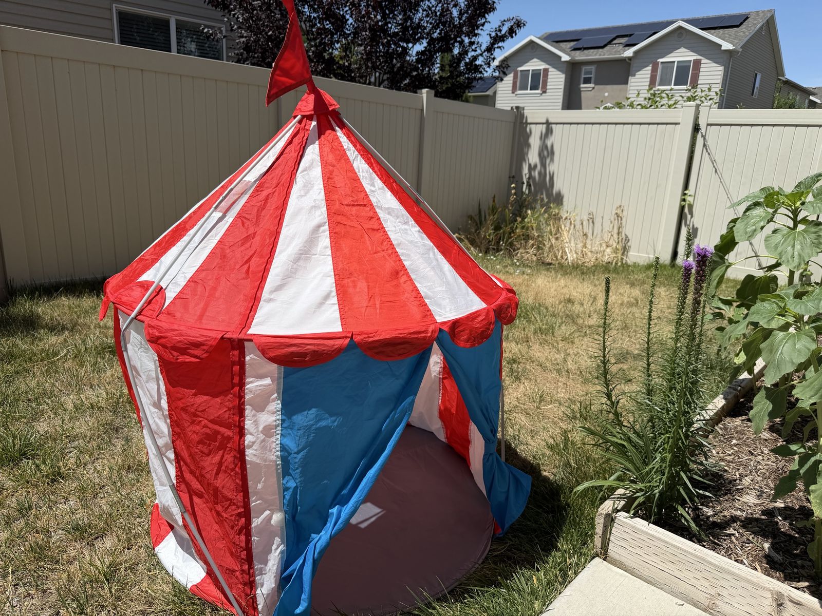 Kids circus play tent: great for summer!