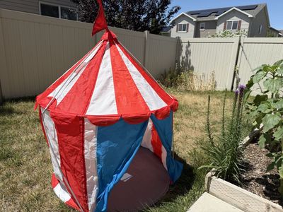 Kids circus play tent: great for summer!