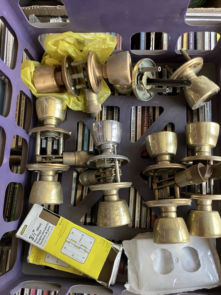 5 Doorknobs and two brass hinges