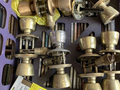 5 Doorknobs and two brass hinges