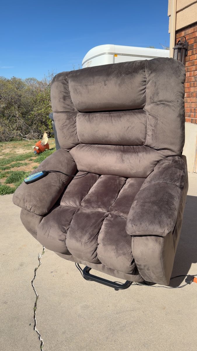 Power lift chair with heat and massage 1 Year Old