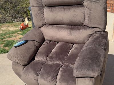 Power lift chair with heat and massage 1 Year Old