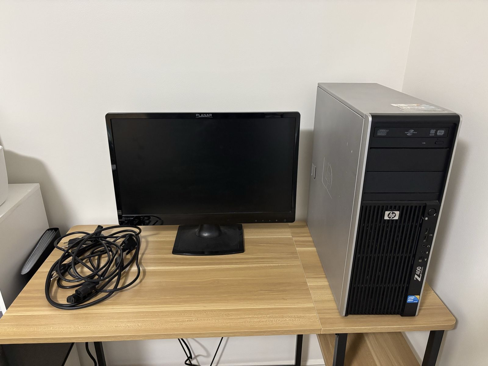 HP Z400 Computer Tower & Planar Monitor