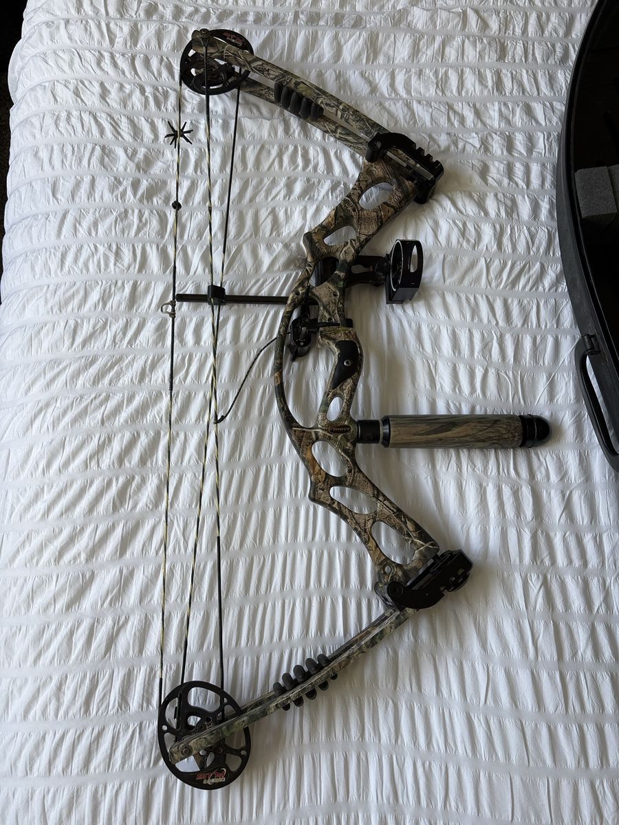 Hoyt Camouflage Compound Hunting Bow with Accessories