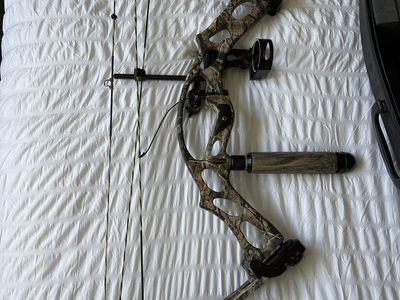 Hoyt Camouflage Compound Hunting Bow with Accessories