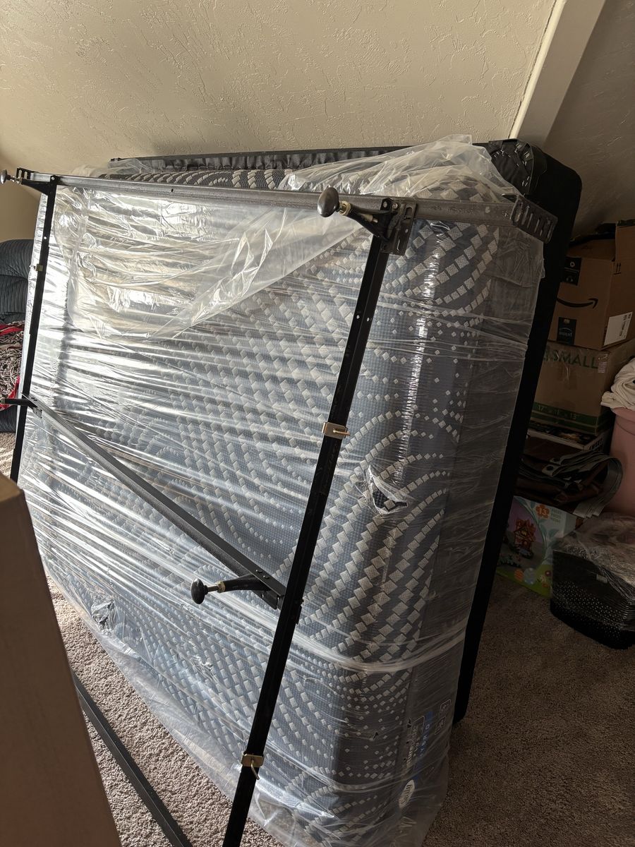 Sealy Hybred Queen Mattress And Box Spring