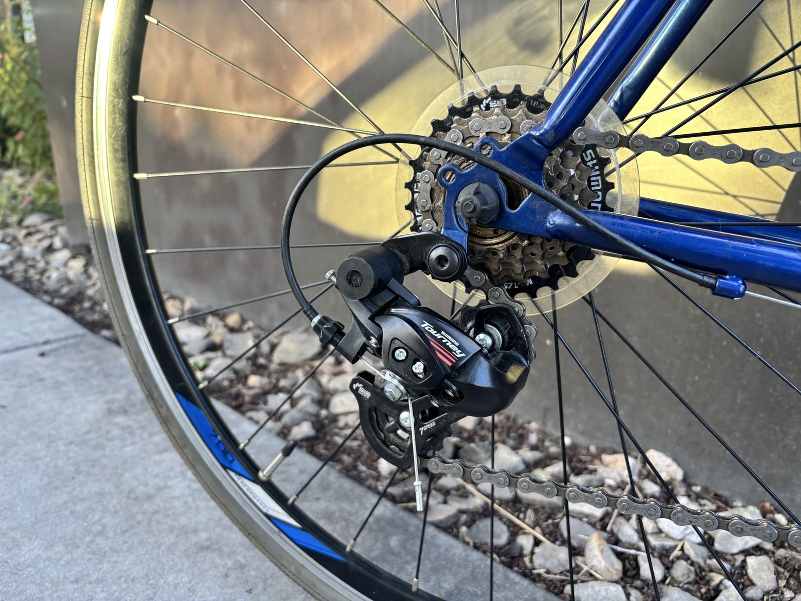 Giordano Road Bike, Blue, Shimano Tourney 7-Speed Drivetrain, 700c Wheels, Excellent Condition