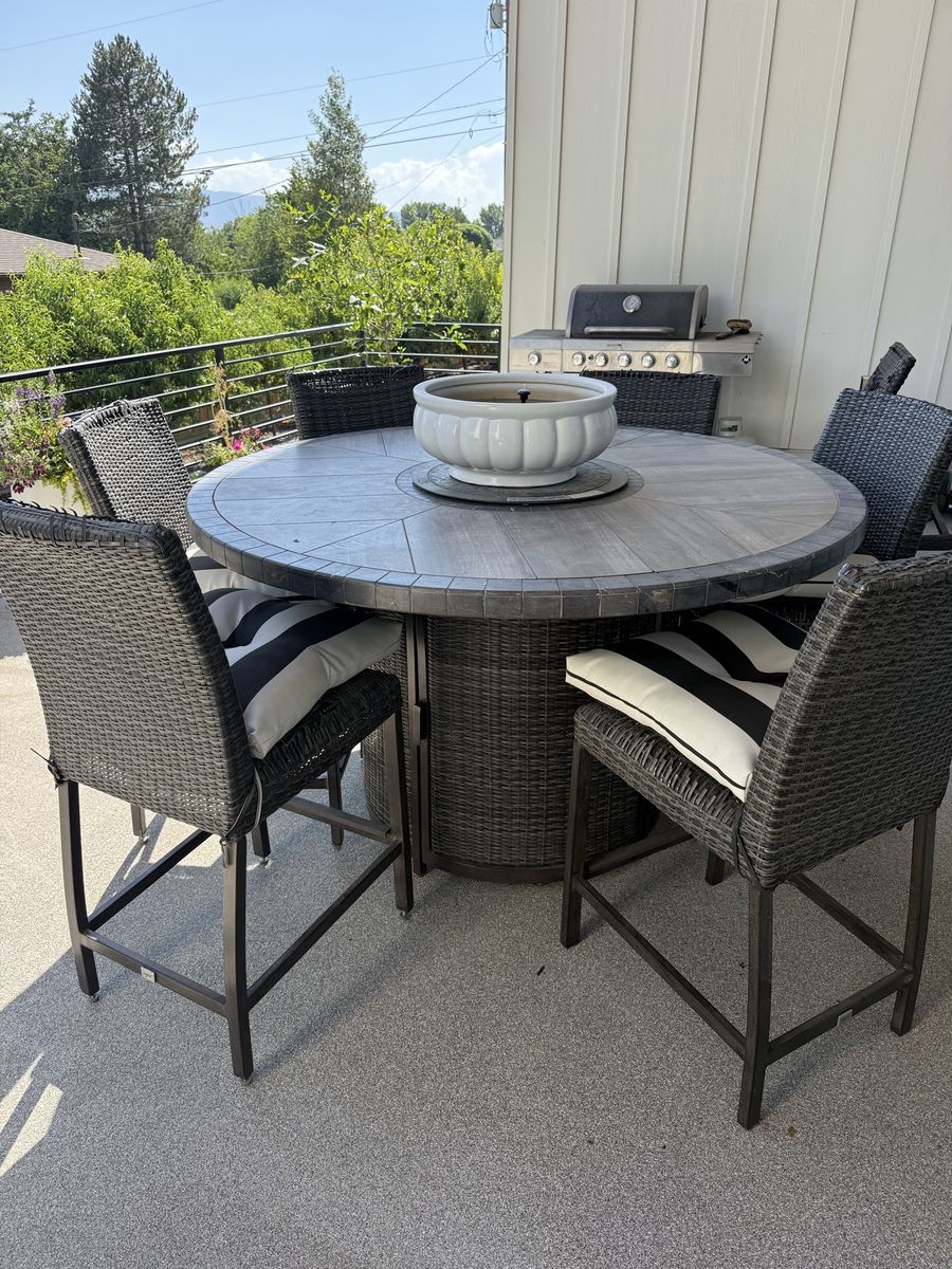 Outdoor Round Patio Dining Table with Fire Pit