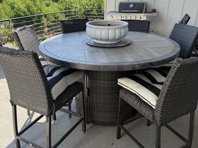 Outdoor Round Patio Dining Table with Fire Pit