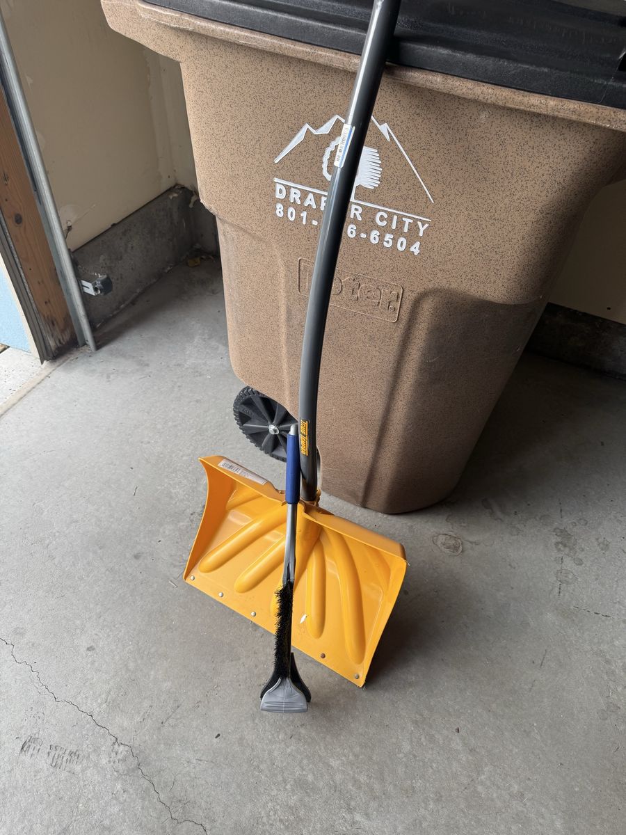 True Temper Ergonomic Snow Shovel - 20-inch Blade, D-Grip Handle, Yellow/Black