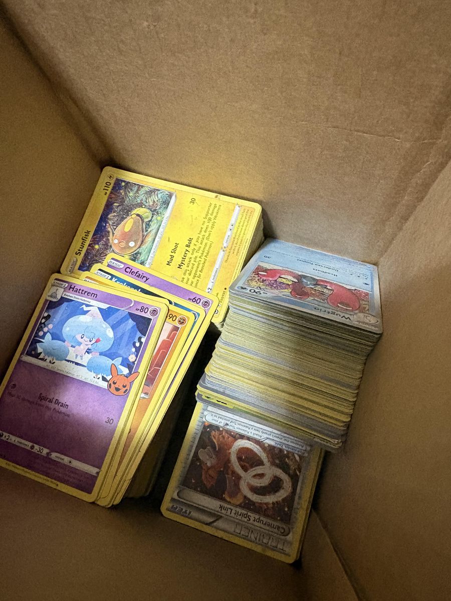 A bunch of regular pokemon cards