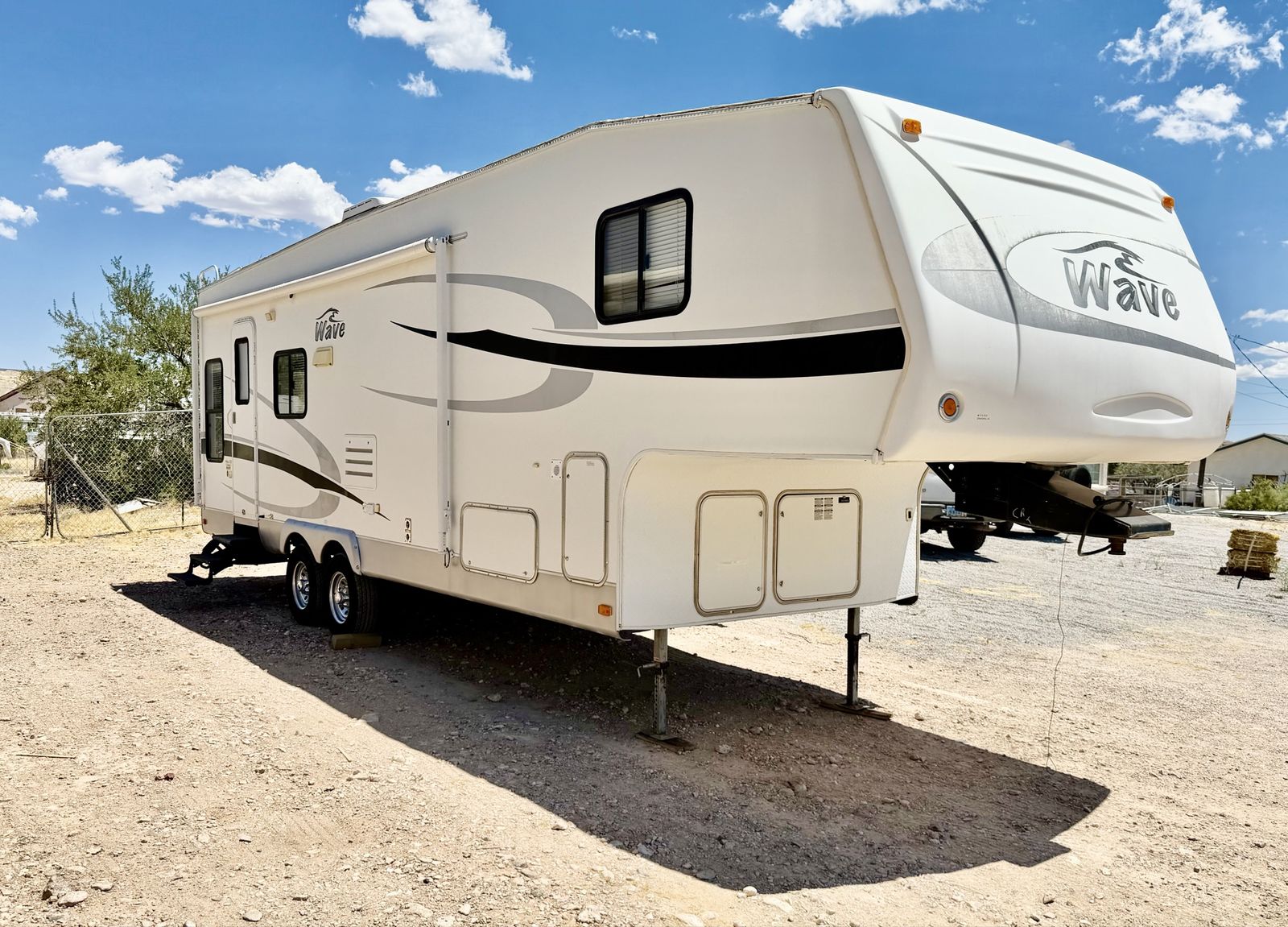 2009 wave fifth wheel made by Thor 1 super slide 29ft $8500