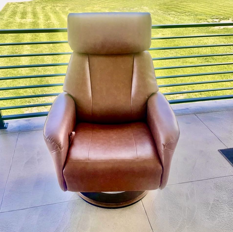 Stressless Style Chair / Recliner MSRP $ 1,200!