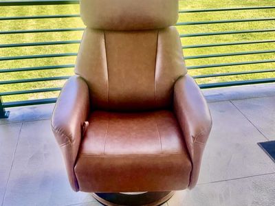 Stressless Style Chair / Recliner MSRP $ 1,200!