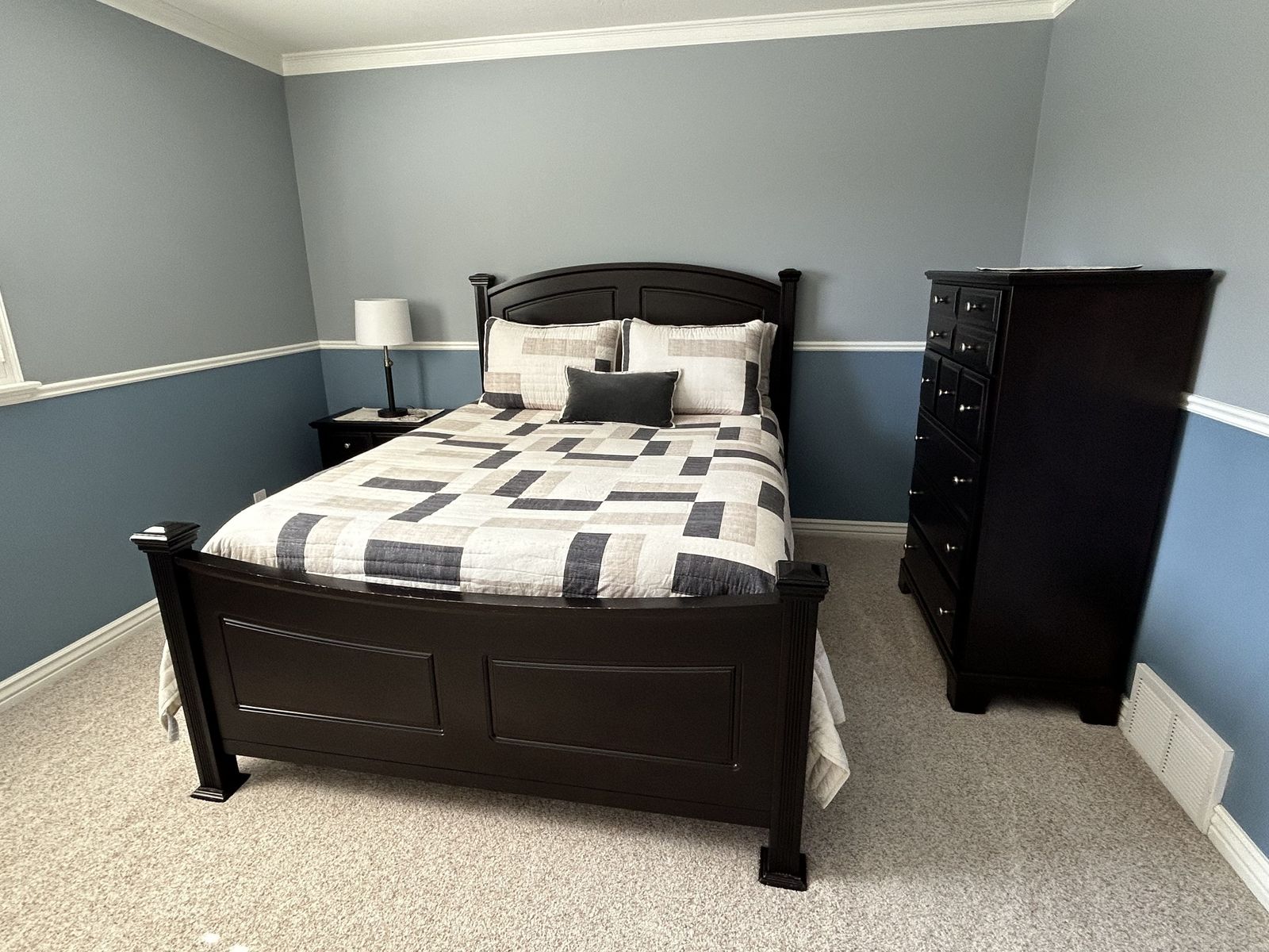 Vaughan Basset Queen Bedroom Set (bed, dresser, nightstand)