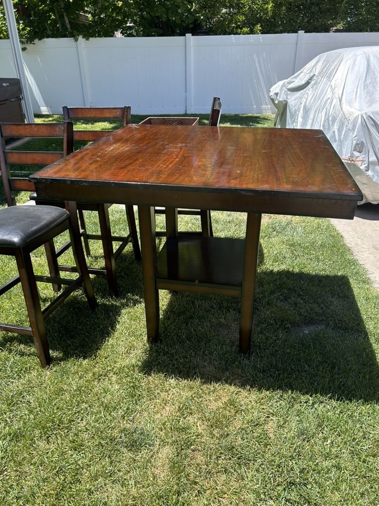Dinner table & 4 chairs
