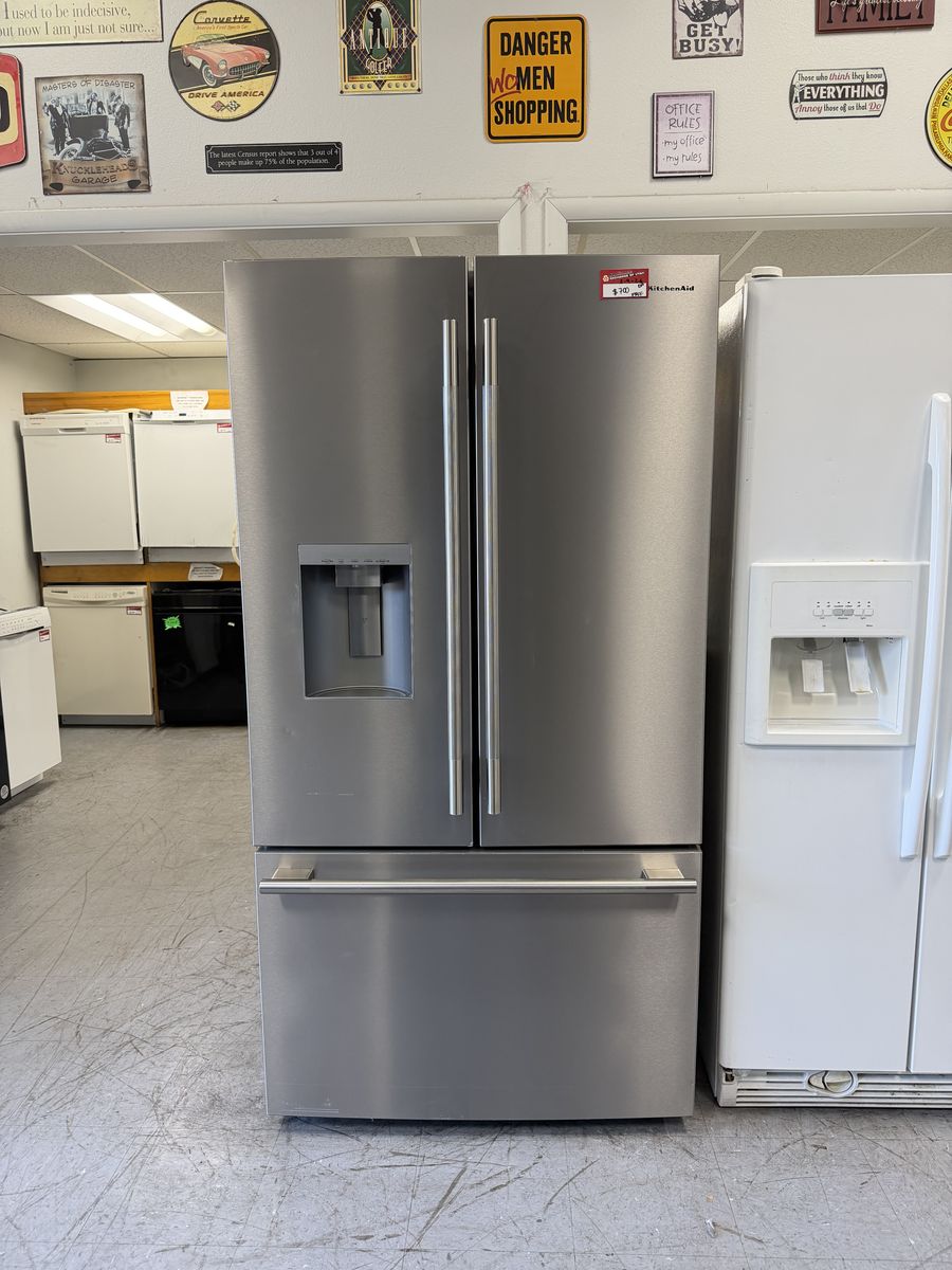 JUST LIKE NEW! BEAUTIFUL KITCHENAID FRIDGE