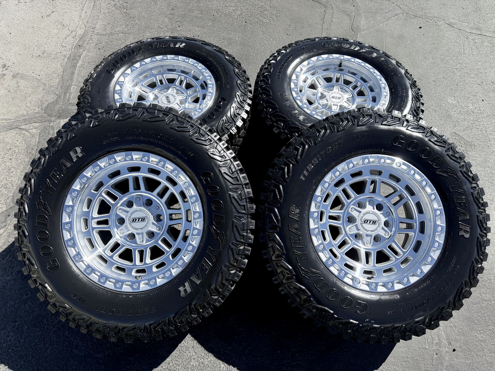 New LT285/70r17 Goodyear Silcer DTS 6x5.5 6x135 GM