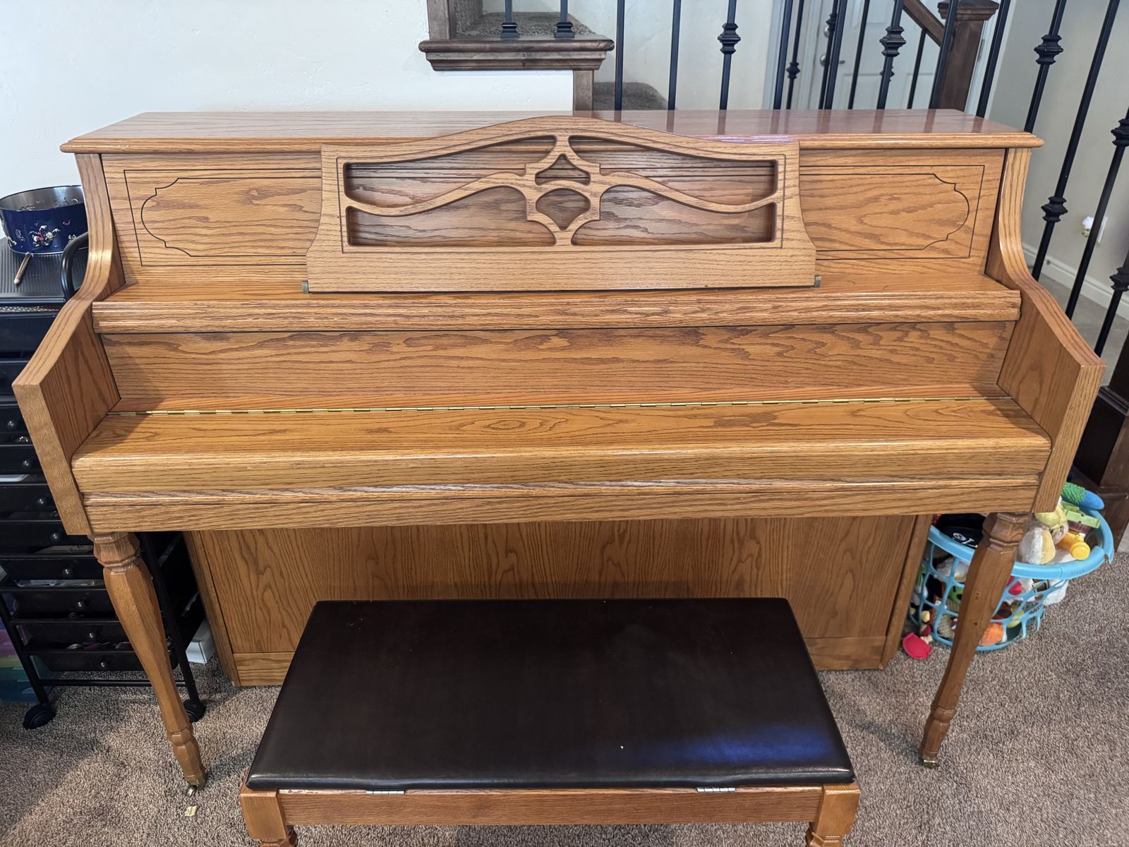 Samick SU-143 Upright Piano - Oak Finish