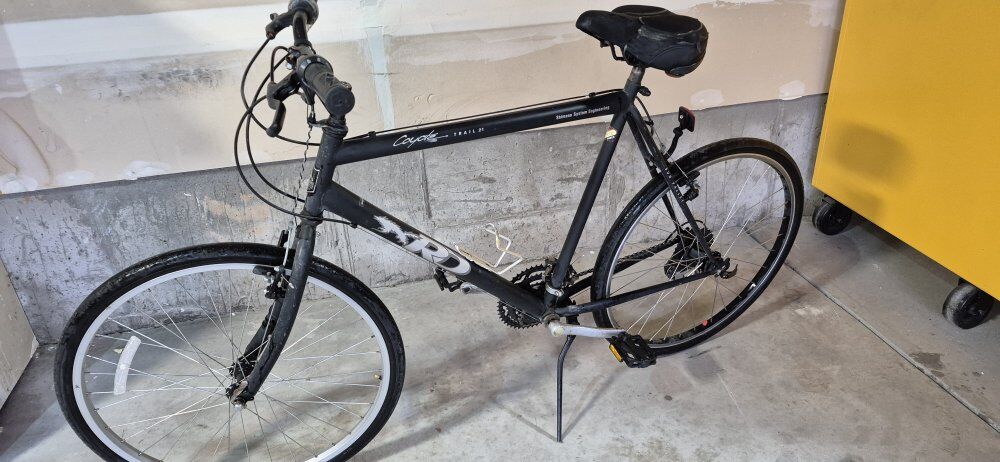 Coyote Trail 21 hybrid bike