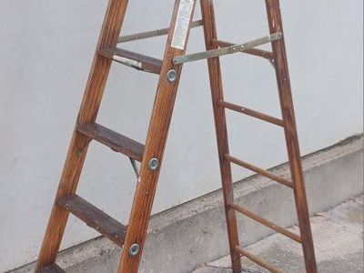 Heavy Industrial Rating 8 Foot Ladder