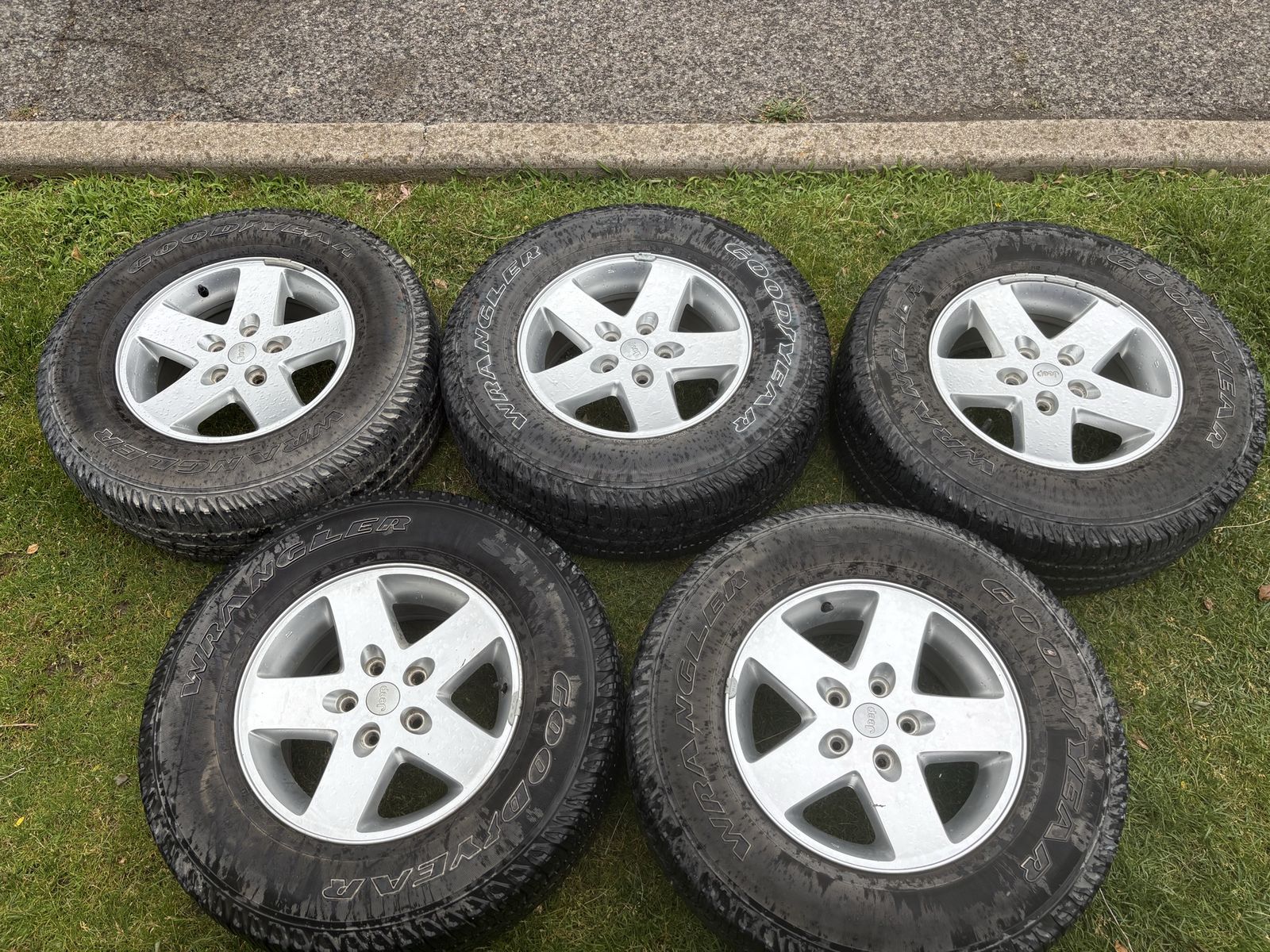 GREAT SET x 5  !!! - 17" Jeep wheel with Wrangler 255/75 R17