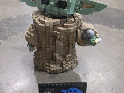 LEGO Star Wars The Child (Grogu) Buildable Model 75318 - Mandalorian Display Set