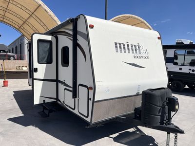Perfect family camp trailer. ‘17 Forest River Rockwood Mini-lite 23ft travel trailer with bunks !