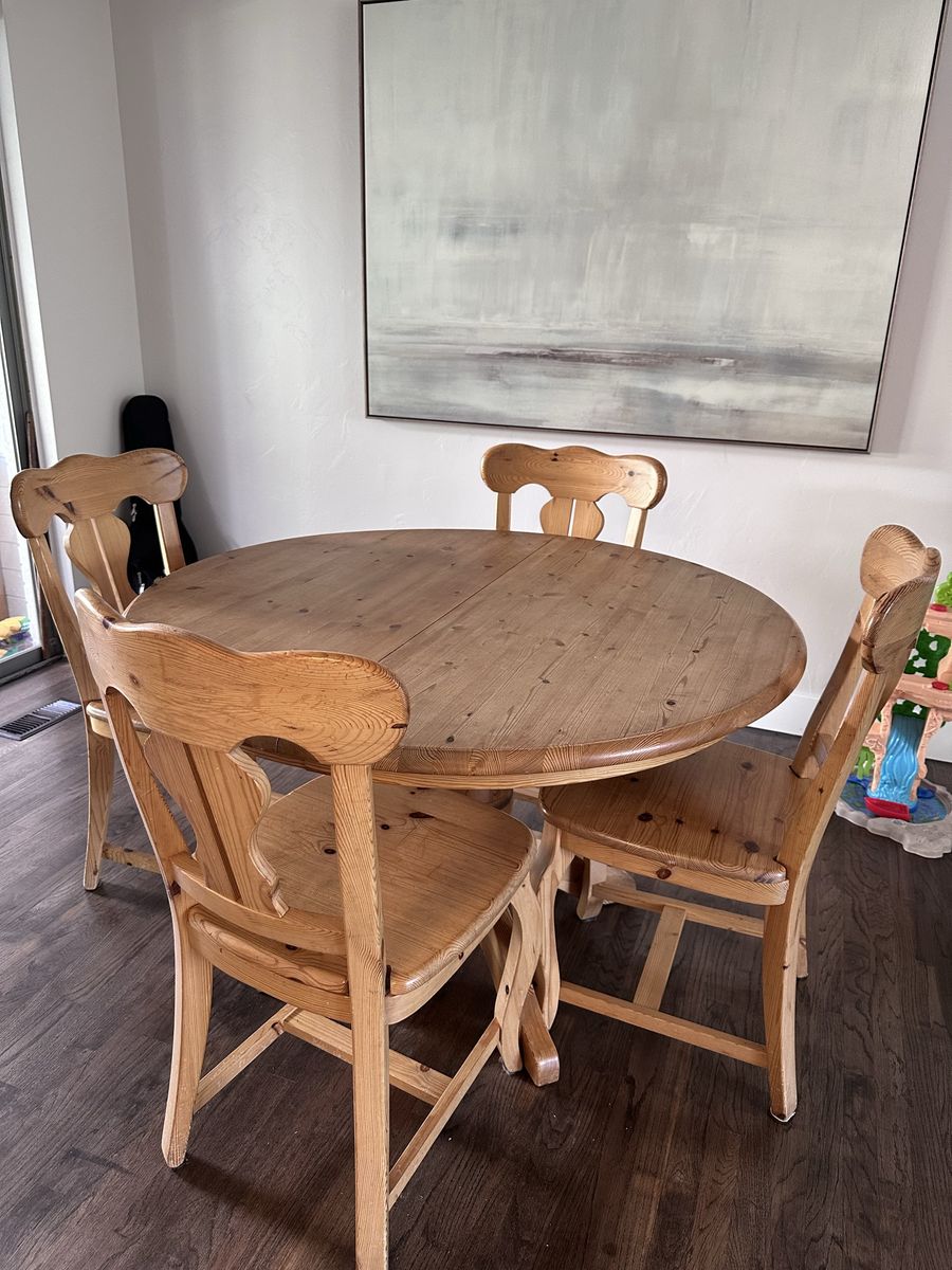 Round Table and 6 Chairs