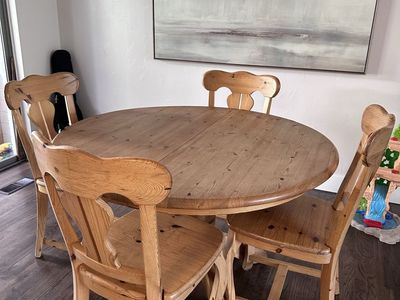 Round Table and 6 Chairs
