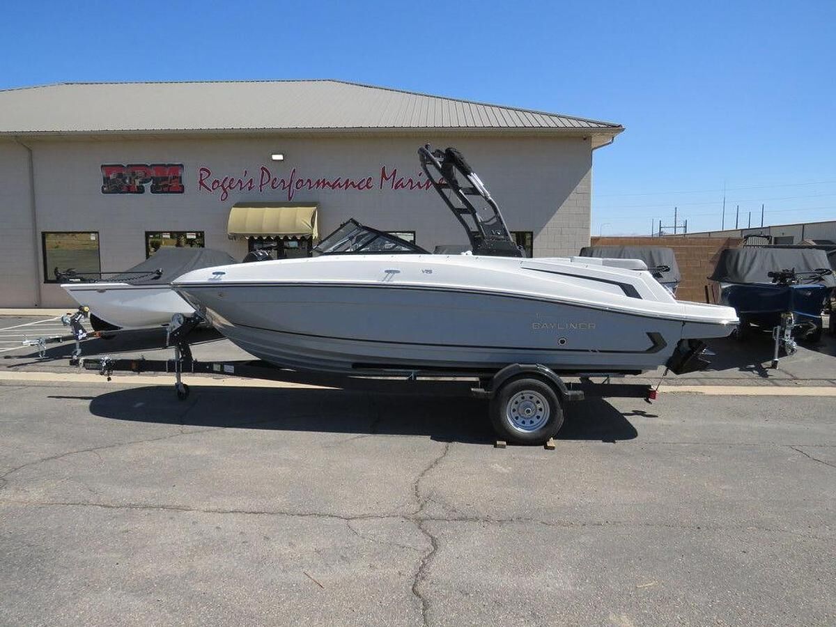 2025 Bayliner VR5 Bowrider