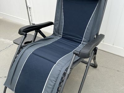 Nice Comfy Zero Gravity Chair With Pillow