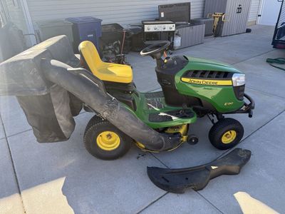 John Deere D130 Riding Lawnmower w/ Bagger