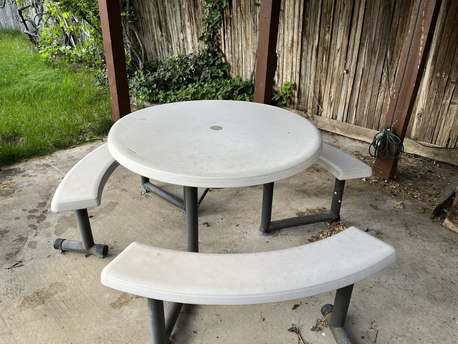 White Plastic Round Picnic Table “Lifetime”