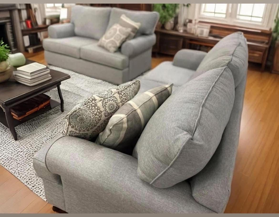 CLEAN ! Light Gray Sofa & Loveseat Set