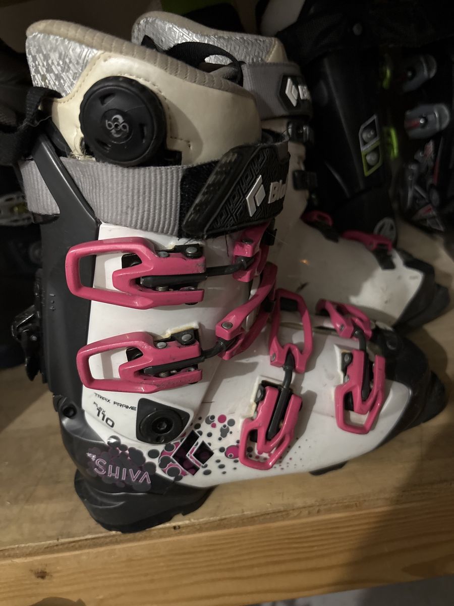 Girls ski boots US size 5 black diamond boa