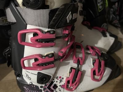Girls ski boots US size 5 black diamond boa
