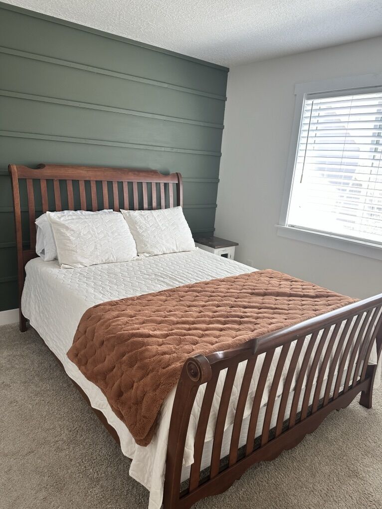 Queen Size Wood Bed Set