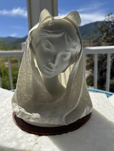 Lladró Caprichos N. 1539 'Cebolla con Mantilla' Porcelain Bust in Original Box - Damaged Veil