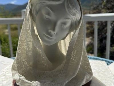 Lladró Caprichos N. 1539 'Cebolla con Mantilla' Porcelain Bust in Original Box - Damaged Veil